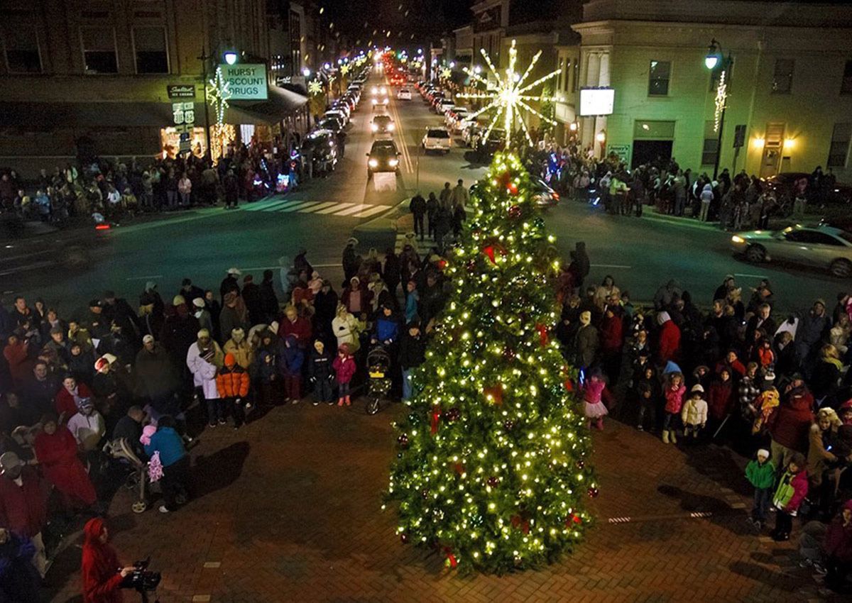 Bright Lights Big Displays For Christmas Kentucky Living Light Up Bardstown Waiting For Santa To Arrive
